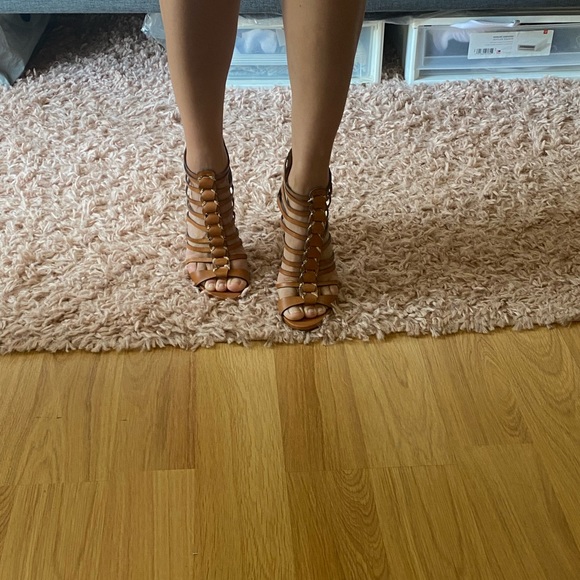 Beautiful Tan Strappy leather Coach heels (8 ) - Picture 2 of 10